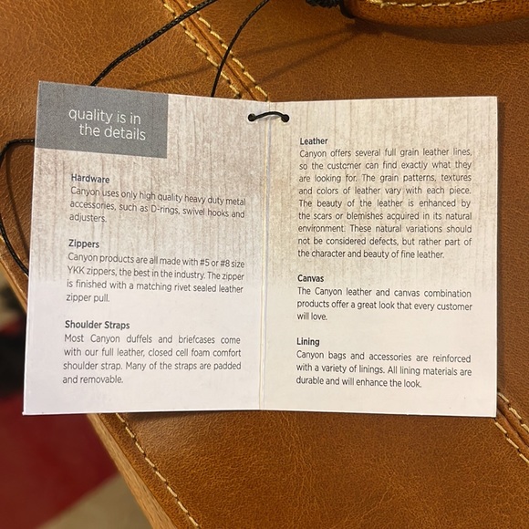 Leather hanging toiletry kit - Picture 4 of 8